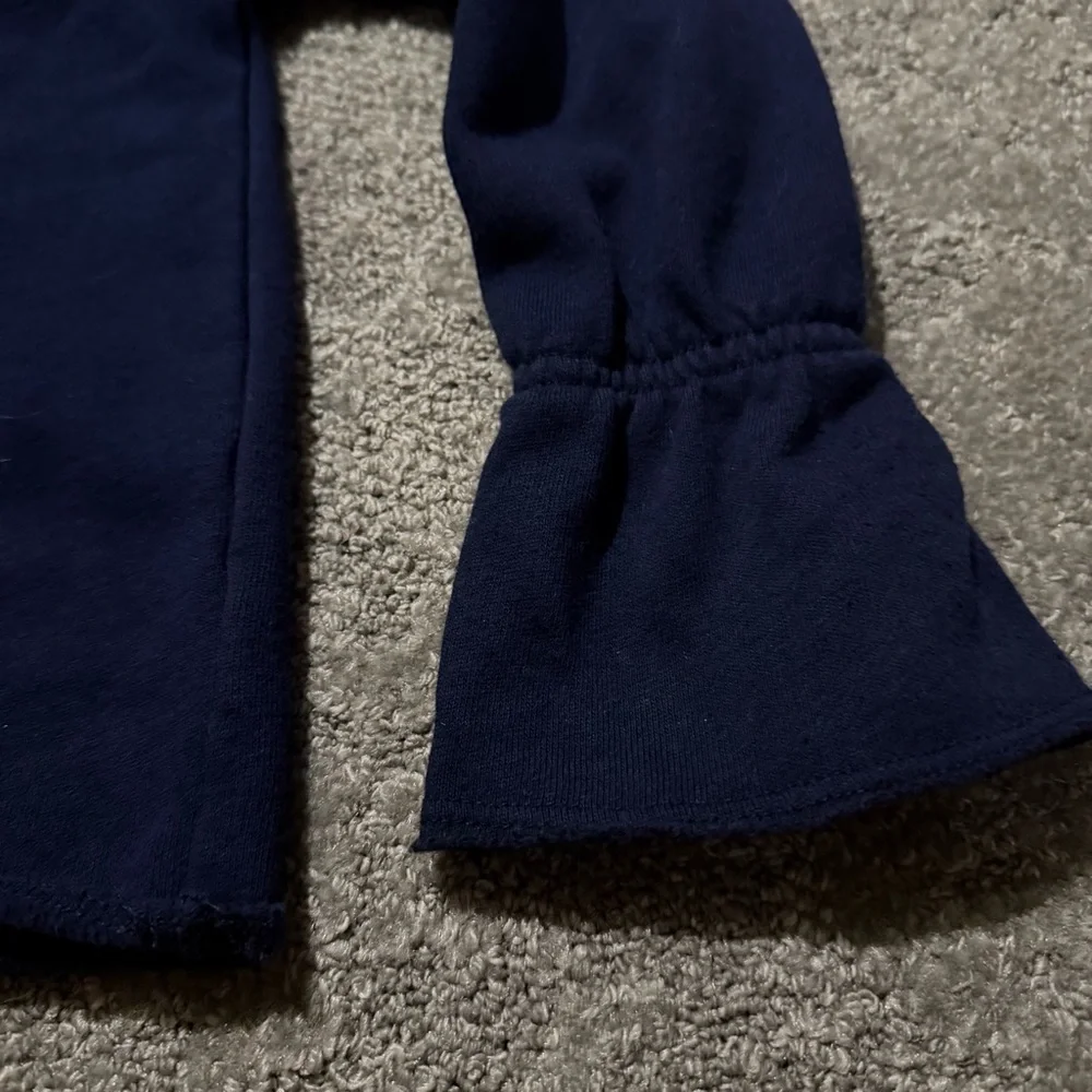 GAP Kids long sleeve navy blue sweatshirt‎ with heart and baggy sleeves size 6/7